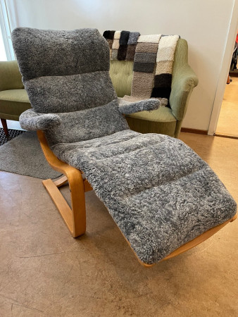 Bröderna Anderssons fåtölj Kavaljeren omklädd i fårskinn Graphite.
